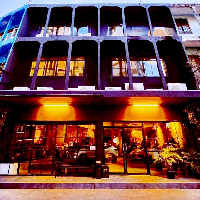 คาเฟ่ คลินิก โชว์รูม อาคาร 3 ชั้น เซ็นทรัล ลาดพร้าว 300 ม. MRT พหลโยธิน 150 ม. 7 นอน 5 น้ำ อาคาร 2 คูหาตีทะลุ