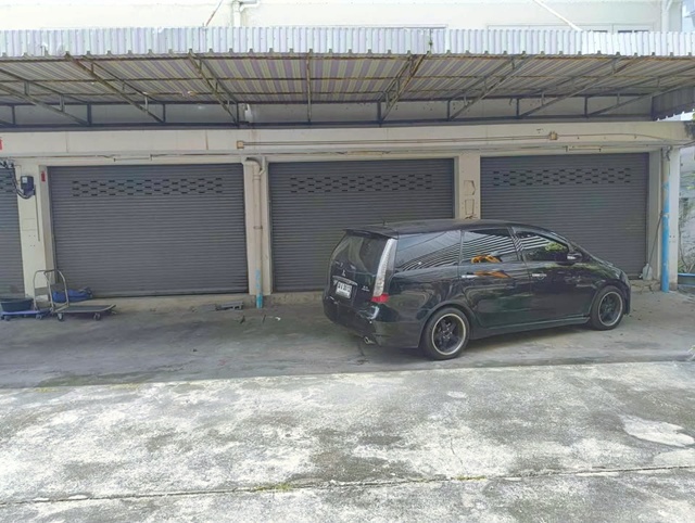 จรัญฯ 11-15 MRT จรัญฯ 13 1 กม. MRTท่าพระ 2.2 กม. 1 นอน ให้เช่าอาคารพาณิชย์ 3 คูหาทะลุกัน กว้างขวาง เหมาะกับเป็นโกดังขนาดกลาง  สต็อกสินค้า