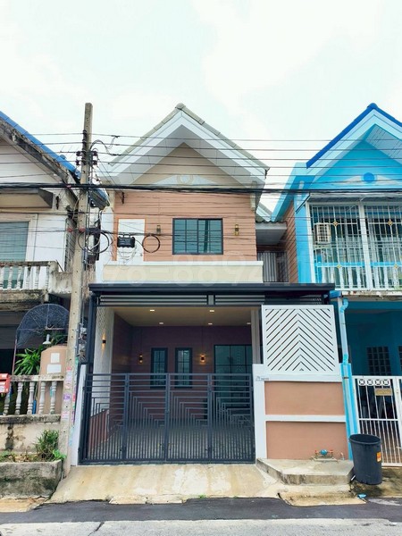 ขายทาวน์เฮาส์ 2 ชั้น หมู่บ้านแดนทอง สุขาภิบาล5 รีโนเวทใหม่ เนื้อที่ 22.5 ตรว 4นอน 2น้ำ แถมฟรีเฟอร์นิเจอร์