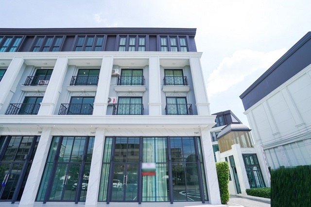 MRT ศรีนุช 1.32 กม. โชว์รูม คลีนิค ให้เช่าอาคารพาณิชย์ 4.5 ชั้นใหม่ 18 ตร.วา. 300 ตร.ม. 3 นอน 4 น้ำ ธัญญะ ช็อปปิ้ง พาร์ค 1.6 กม.