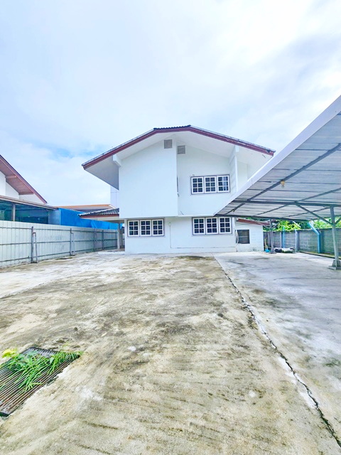 รัชดา พื้นที่เท่ากับบ้านเดี่ยว 3หลัง  6นอน 151 ตร.วา. 401 ตร.ม ลาดพร้าว 38-48  MRTภาวนา 150ม. ให้เช่าคฤหาสน์หลังใหญ่ 2 ชั้นสุดหรู  4 น้ำ