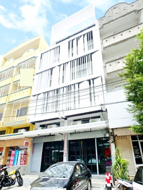 อาคาร โชว์รูม ให้เช่า 5.5ชั้น 2นอน 2น้ำ พร้อมทำธุรกิจ MRTไทรม้า 250ม. 2คูหา  ใกล้รพ.พระนั่งเกล้า 1.4 กม.ขนาดใหญ่ 44 ตร.วา. 884 ตร.ม.