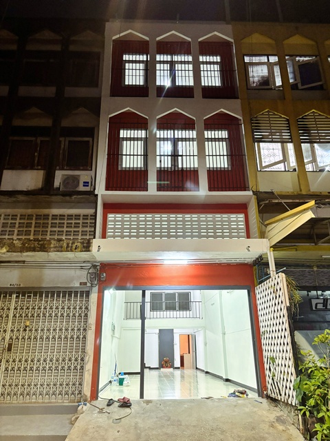 เดอะมอลล์ บางกะปิ นิด้า ซอยเสรีไทย 44-52 สวนสยาม MRTรามอินทรา กม.8 2.9กม. อาคาร 3.5 ชั้น 3 นอน 3 น้ำ  20 ตร.วา. 260 ตร.ม.