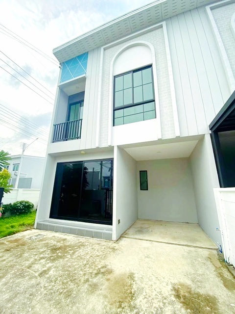 รร.เทคโนโลยีแหลมทอง 1.2 กม. โลตัส วัดไพร่ฟ้า 1กม.ให้เช่า ทาวน์โฮม 2 ชั้น  3 นอน 2 น้ำ รพ.ปทุมธานี 3.6 กม.ถ. กรุงเทพ-ปทุมธานี