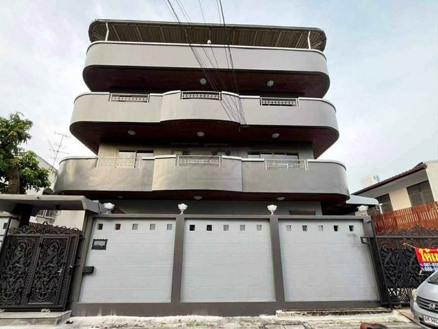 ให้เช่าอาคารสำนักงาน Stand alone 4 ชั้น ขนาด 1100 ตรม. ซอยรัชดาภิเษก 3 ใกล้ MRT พระราม 9