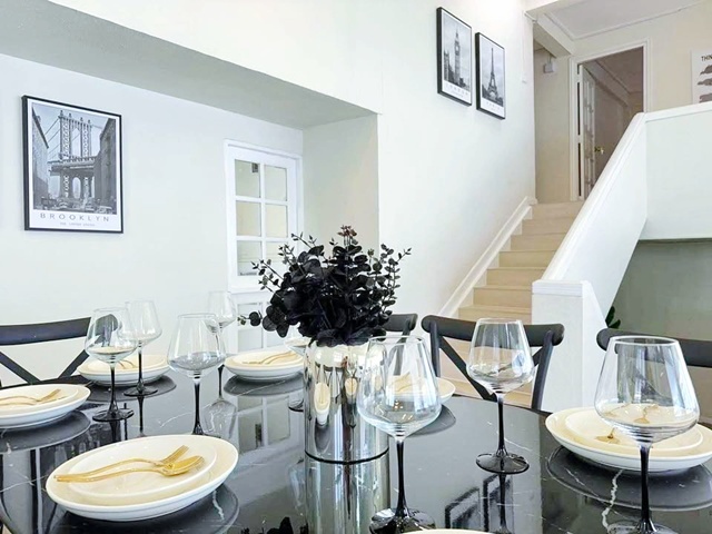 พร้อมสระว่ายน้ำส่วนตัว 135 ตร.วา. BTSทองหล่อ 700ม. ให้เช่าบ้านเดี่ยวสุดหรู  2 ชั้น 450 ตร.ม. รร.นานาชาติเวลส์ 400 ม.  5 นอน 5 น้ำ