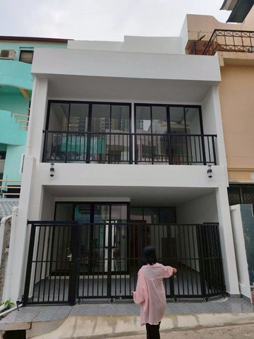 ขายทาวน์โฮม 3 ชั้น รีโนเวทใหม่ทั้งหมด ทัพพะยาซอย  ใกล้walking Street และแหล่งท่องเที่ยว คาเฟ่มากมาย