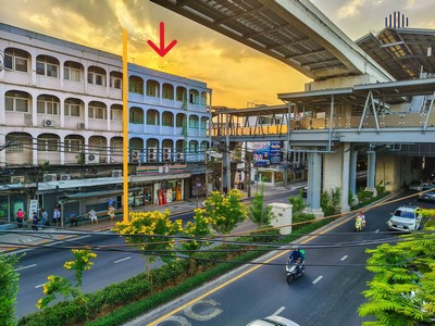 ปล่อยเช่าด่วน อาคารพาณิชย์ ตึกแถว 4 ชั้นครึ่ง 3 คูหา 48 ตร.ว. ติด ถนน ลาดพร้าว ติดรถไฟฟ้าสายสีเหลือง โชคชัย4 พร้อม 7-11 เช่าอยู่ 2 คูหา