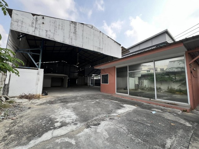 ให้เช่าโกดังพร้อมออฟฟิศชั้นเดียว เนื้อที่ 100 ตรว. ปากซอยนาคนิวาส 18 ลาดพร้าว 71 ทำเลดี เลียบด่วน