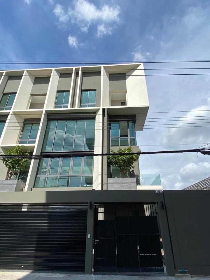 HR 9960 ให้เช่าและขายโฮมออฟฟิศ4ชั้น หลังมุม Myst อ่อนนุช ศรีนครินทร์ มีลิฟท์ ใกล้รถไฟฟ้าสายสีเหลือง ศรีนุช
