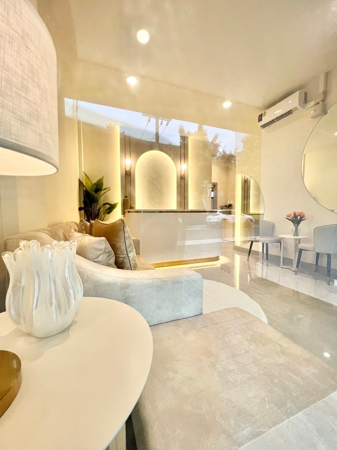 ให้เช่า อาคารใหม่ ถนนนวลจันทร์ ย่านลูกค้ามีกำลังซื้อสูง  เหมาะกับคลินิก หรือร้านสักคิ้ว