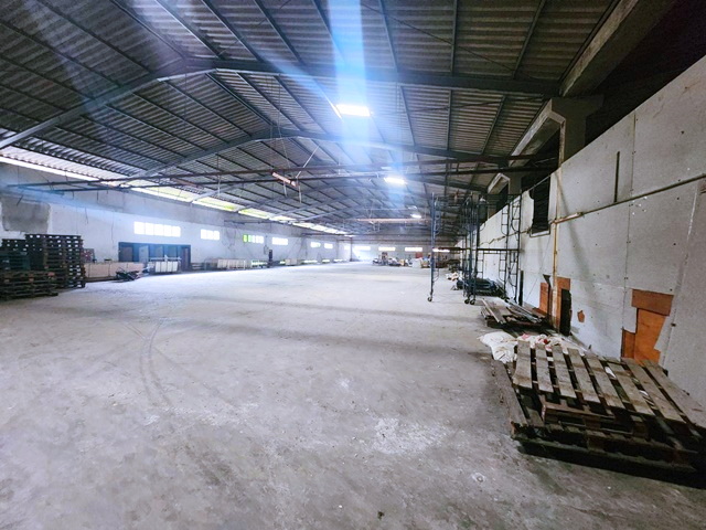 ตลาดทิพย์ พลาซ่า 1.4กม. ตลาดทุ่งครุ 3.2 กม. เทเลอร์ 18ล้อเข้าได้ ให้เช่าโกดัง  2784 ตร.ม.  5 นอน 2 น้ำ  1 แอร์ ซ. สุขสวัสดิ์ 68-72