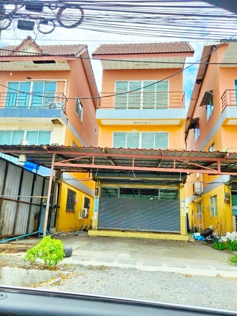 ราษฏร์อุทิศ ประชาร่วมใจ ใกล้สวนน้ำหนองจอก 900 ม. 20 ตร.ว.อาคารพาณิชย์  3 ชั้น  3 นอน 3 น้ำ ทำเลถนนมิตรไมตรี ใกล้ตลาดหนองจอก 1.6 กม.