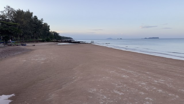 ที่ดินบ้านพร้อมโอนเจ้าของขายเอง ขายที่ดินใกล้หาดบางเบิด ติดถนนทางหลวง ใกล้หาด1 กม. +ขนาดที่ดิน 50-1-18 ไร่ โฉนดครุฑแดง พร้อมโอน ไร่ล่ะ 8 แสน