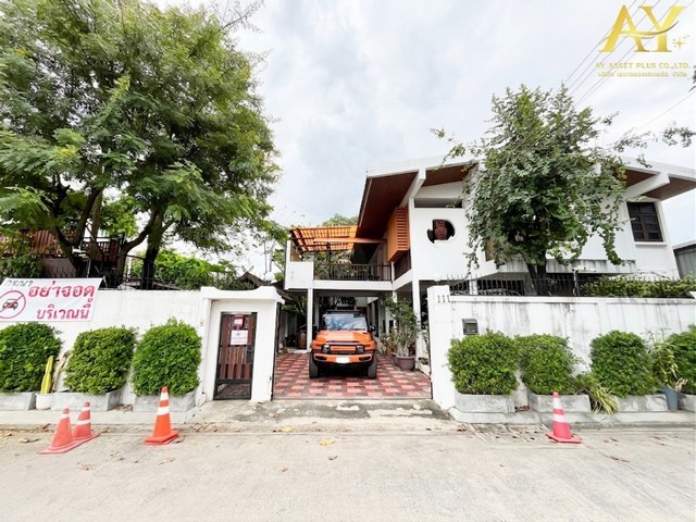 บ้านเดี่ยวทำเลทองผืนใหญ่ ใจกลางรัชดา-พหลโยธิน 32 (เสนานิคม 1)  บนเนื้อที่กว้างขวางถึง 156 ตารางวา ราคาเพียง 18.5 ล้านบาท