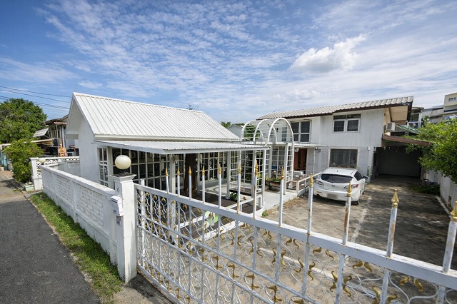 ทำเลปากเพรียว ใจกลางเมือง มีบ้านสองหลังในรั้วเดียวกัน พื้นที่กว้าง ขนส่งสระบุรี 1.2 กม.ให้เช่าบ้านเดี่ยว 2 ชั้น 2 นอน 2 น้ำ