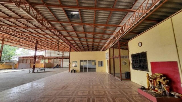 ขายโรงงานนาป่าเมืองชลบุรี ขายที่ดินพร้อมสิ่งปลูกสร้างใกล้นิคมอมตะ 3-1-92 ไร่ขนาดโรงงาน 576 ตารางเมตร บ้านไม้ 1 หลัง