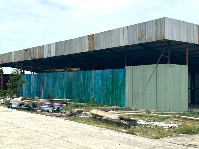 ขายและให้เช่าโกดังเมืองฉะเชิงเทรา พื้นที่ 2 ไร่  พื้นที่สีเหลือง โกดังประมาณ 400 ตารางเมตร มีบ้านน็อคดาวน์ 1 หลัง รั้วล้อมรอบ