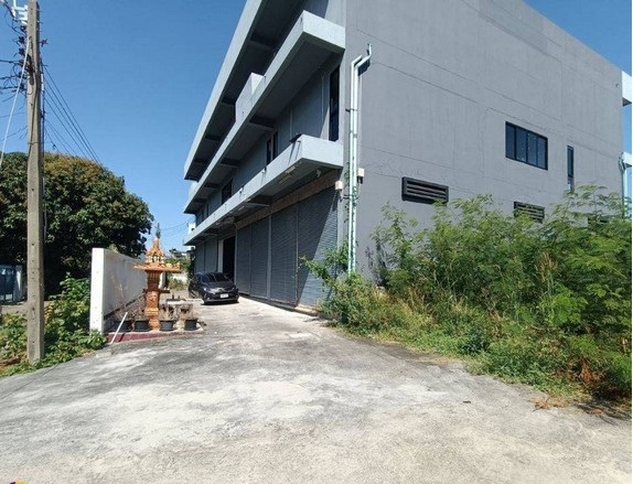 รหัสC7060 ให้เช่าอาคารพาณิชย์ 3ชั้น 5คูหา พร้อมห้องพัก 12 ห้อง ถนนนวมินทร์ ใกล้ถนนเสรีไทย ใกล้เดอะมอลล์บางกะปิ