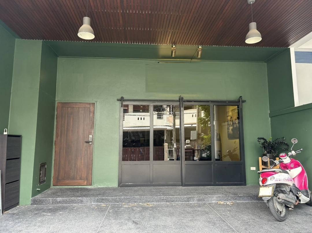 ให้เช่าทาวน์โฮม 3 ชั้น 48.5 ตร.ว. ศรีวรา ทาวน์อินทาวน์ ลาดพร้าว 94 ( ไม่รวมเฟอร์นิเจอร์ )