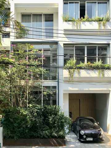 ขายทาวน์โฮม สุขุมวิท 49 ซอยพร้อมพรรค ขนาด 24.4 ตร.ว. 3 ห้องนอน ใกล้ทองหล่อ ราคา 25000000 บาท