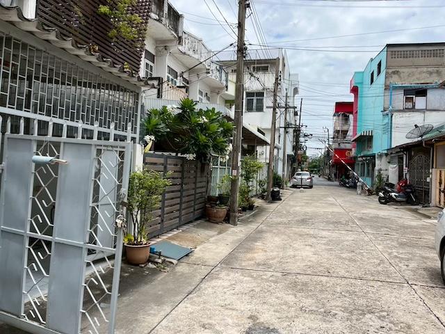 P1608 ให้เช่า ทาวน์เฮ้าส์ ลาดพร้าว โชคชัย 4 ทำเลดี เดินถึงรถไฟฟ้าได้ เหมาะอยู่อาศัยหรือจดบริษัท