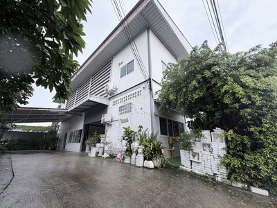 ขายโรงงานสูง 3 ชั้น 213 ตร.ว. พร้อมโกดังและที่อยู่อาศัย ทำเลศักยภาพใกล้สนามบินดอนเมือง เพียง 20 นาที