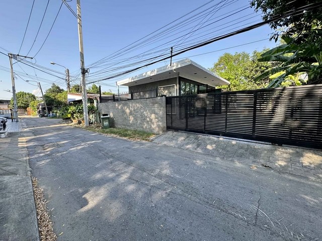 ขายบ้านพร้อมที่ดินย่านเลียบด่วน 100 ตรว.ติดเลียบทางด่วนรามอินทรา ซอยโยธินพัฒนา 1 ใกล้ Chic Republic