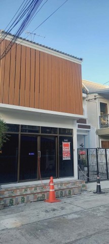 ขาย ทาวน์เฮ้าส์ 2 ชั้น 18 ตรว หมู่บ้านแกรนด์วิลเลจ ชั้นบน 3 ห้องนอน 1 ห้องน้ำชั้นล่าง 1 ห้องนอน 1 ห้องน้ำห้องรับแขก
