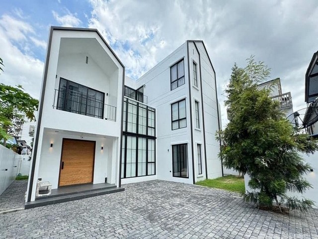 ขายบ้านเดี่ยว 3 ชั้น ดีไซน์พิเศษ 125 ตรว. บ้านสร้างเอง บนทำเลศักยภาพ ใจกลางเมือง  ใกล้ BTS  ใกล้ ไอคอนสยาม