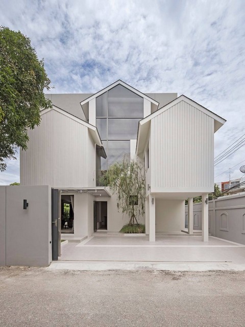 ให้เช่าบ้านเดี่ยว 3 ชั้นหลังมุม 300 ตรม. สุขุมวิท71 ปรีดีพนมยงค์14 Modern Style รีโนเวทใหม่ เดินทางสะดวก ใกล้ BTS พระโขนง