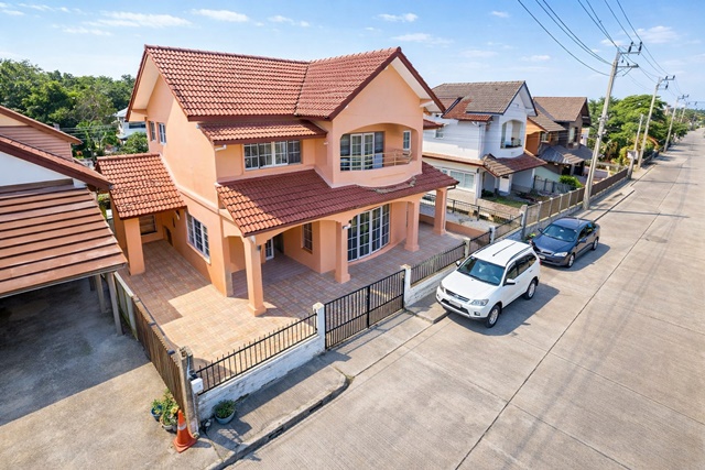 ร่มเกล้าต้นๆ ถูกที่สุด จอดรถได้2ฝั่ง 4คัน บ้านเดี่ยวขนาดใหญ่ 3-4นอน MRT สุวินทวงศ์ 1.2 กม. ไม่เคยอยู่ 2ห้องน้ำ หน้าไม่ชนใคร  65 ตร.ว.