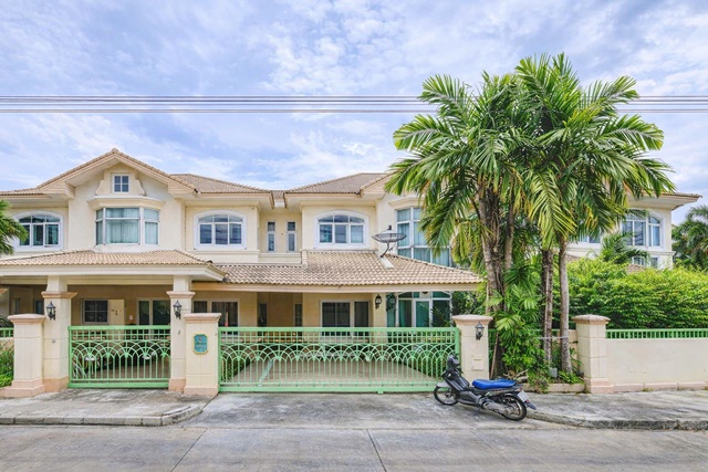 ลด25% บ้านเดี่ยวหรู ให้เช่าและขาย ขนาดใหญ่ ฟิวเจอร์พาร์ค รังสิต 3 กม. ฟังก์ชันครบ 4นอน 85ตรว.  285ตรม. 5น้ำ ดรีมเวิลด์ 4 กม.