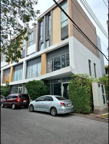 ให้เช่า ทาวน์โฮม ซอยรามอินทรา 64 เหมาะทำออฟฟิศ เยื่องกับห้างแฟฟั่น ไอซ์แลนด์