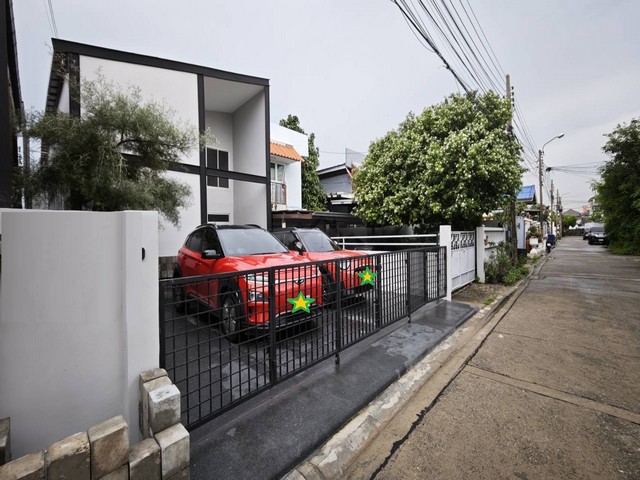 ขายบ้านแฝด 2 ชั้น หลังใหญ่ 52 ตรว. รีโนเวทใหม่ ย่านโชคชัย 4 ซอย 50 ลาดพร้าว เลียบด่วน