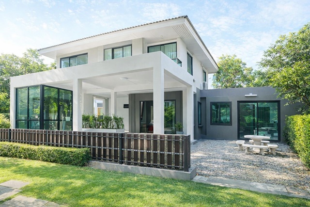 รพ.สินแพทย์ ลำลูกกา 900 ม.คฤหาสน์ 5นอน วงแหวน ลำลูกกา เลียบมอเตอร์เวย์ คลอง5 บ้านเดี่ยว 2ชั้น ใกล้บิ๊กซี  51 ตร.ว.  215ตร.ม.ถนนกว้าง 12ม.