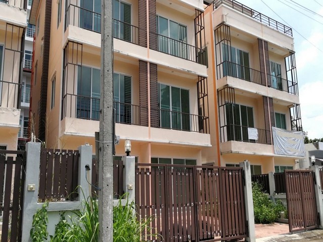 ขายทาวน์เฮ้าส์ 4 ชั้น ทำเลนวมงคล คันคลองชลประทาน เมืองเชียงใหม่