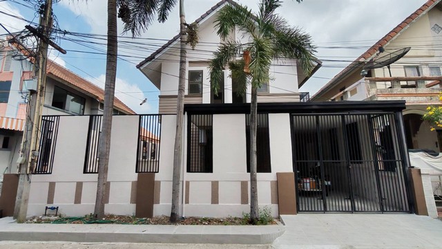 ขายบ้านรีโนเวทเดอะวิลเลจบางแสน บ้านแฝดสไตล์บ้านเดี่ยว สภาพใหม่มาก ทำใหม่ทั้งหลัง คุ้มค่า น่าซื้อ  เนื้อที่ 36 ตารางวา  3 ห้องนอน  2 ห้องน้ำ