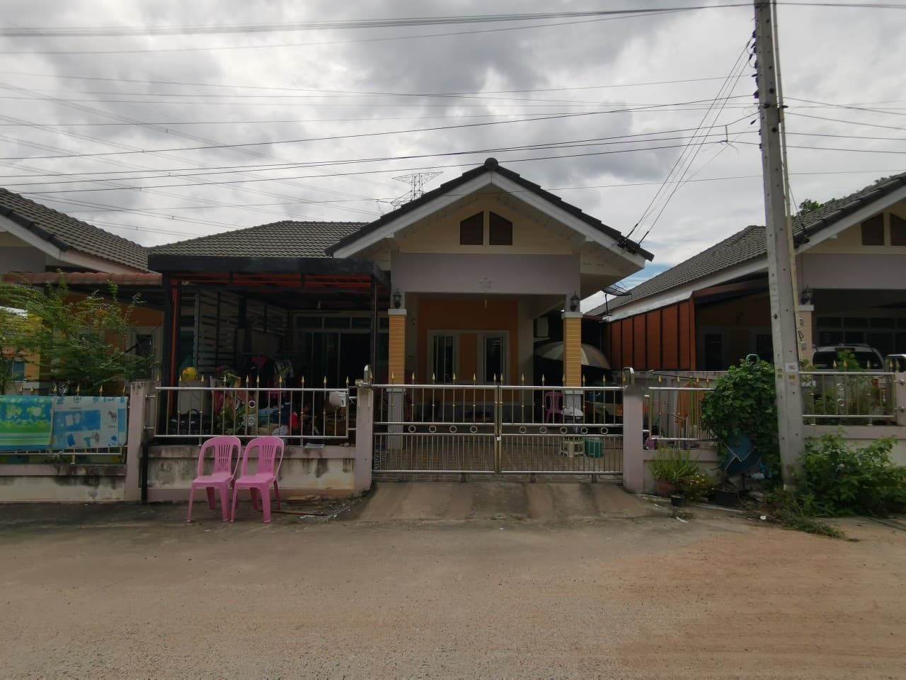 ขาย บ้านแฝด บ้านเฟื่องฟ้า ปลวกแดง ห่างจาก ตลาดนัด​วังตาผิน   เพียง  2.80 กม.