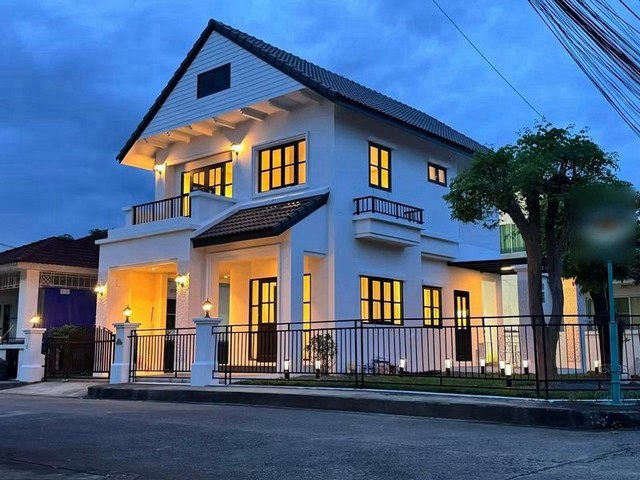 บ้านเดี่ยว 2 ชั้น รีโนเวทใหม่ สไตล์ขาว–ดำ–ไม้ สันทราย