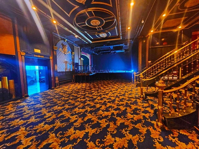 ขนาดใหญ่ โชว์รูม KTV ผับ บาร์  สุขุมวิท55 ให้เช่า อาคาร4ชั้น 2ตึก BTSทองหล่อ 300ม. DONKI Mall 302ตรว. 2502ตรม. ห้อง VIP Ballroom คอนเสริต