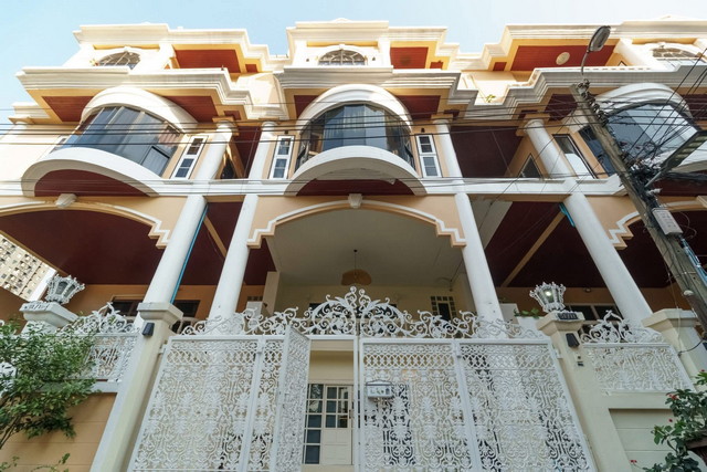 ทองหล่อ25ทาวน์โฮมหรู 5 ชั้น 5 ห้องนอน 5 ห้องน้ำ เฟอร์นิเจอร์ครบครัน 400 ตรม