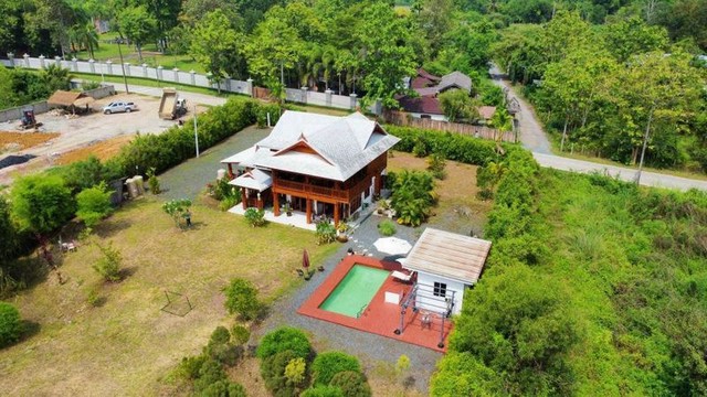 บ้านไม้สักทองล้านนาร่วมสมัย ทำเลเดินทางสะดวก สันทราย