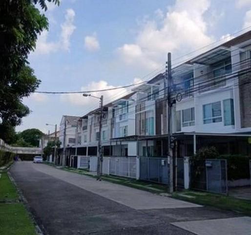 HR 6309  ให้เช่าทาวน์โฮม 3 ชั้น 3 ห้องนอน 3 ห้องน้ำ หน้าบ้านเป็นสวนหย่อม โครงการ บ้านใหม่ รามคำแหง 60 เฟอร์นิเจอร์ครบ