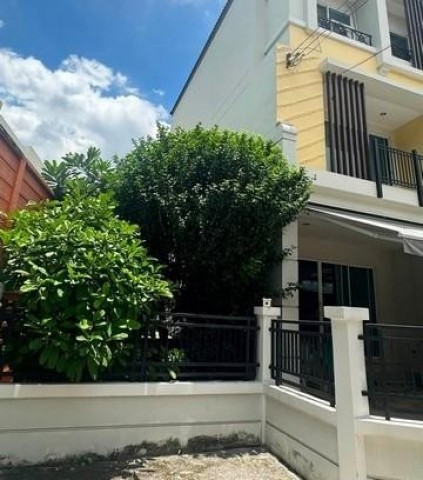 ให้เช่าและขาย ทาวน์โฮม 3 ชั้น หลังมุม ซอยลาดปลาเค้า79 หมู่บ้าน บ้านกลางเมือง Urbanion เกษตรนวมินทร์ 2