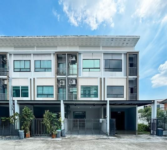 ขายทาวน์โฮม 3 ชั้น สไตล์Modern Iconic โครงการ พาทิโอ วัชรพล-รามอินทรา ทำเลติดถนนวัชรพล