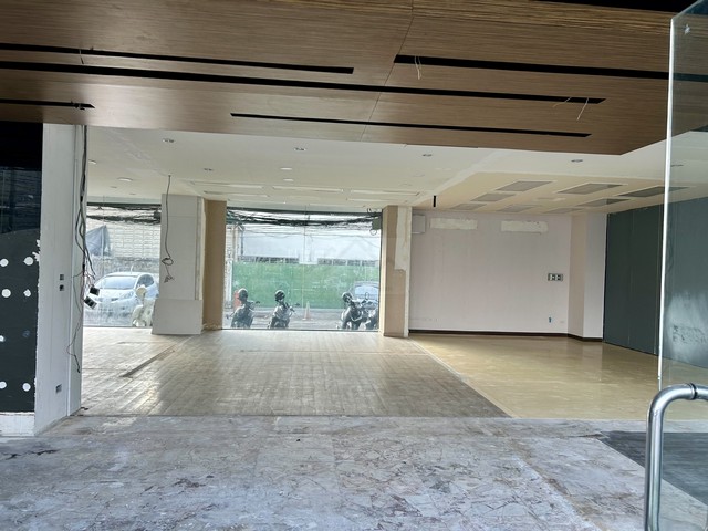 ให้เช่าพื้นที่ชั้น 1 ขนาด 161 ตร.ม. ริมถนนรัชดาภิเษก (ใกล้แยกสุทธิสาร) ติด MRT สุทธิสาร เหมาะทำ Showroom office หรือ clinic