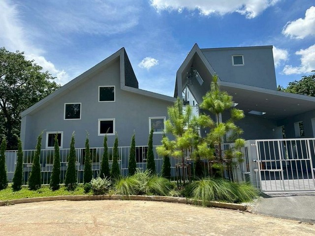 Pool villa 3 ชั้น ตกแต่งครบครัน พร้อมเข้าอยู่ เดินทางสะดวก สันทราย