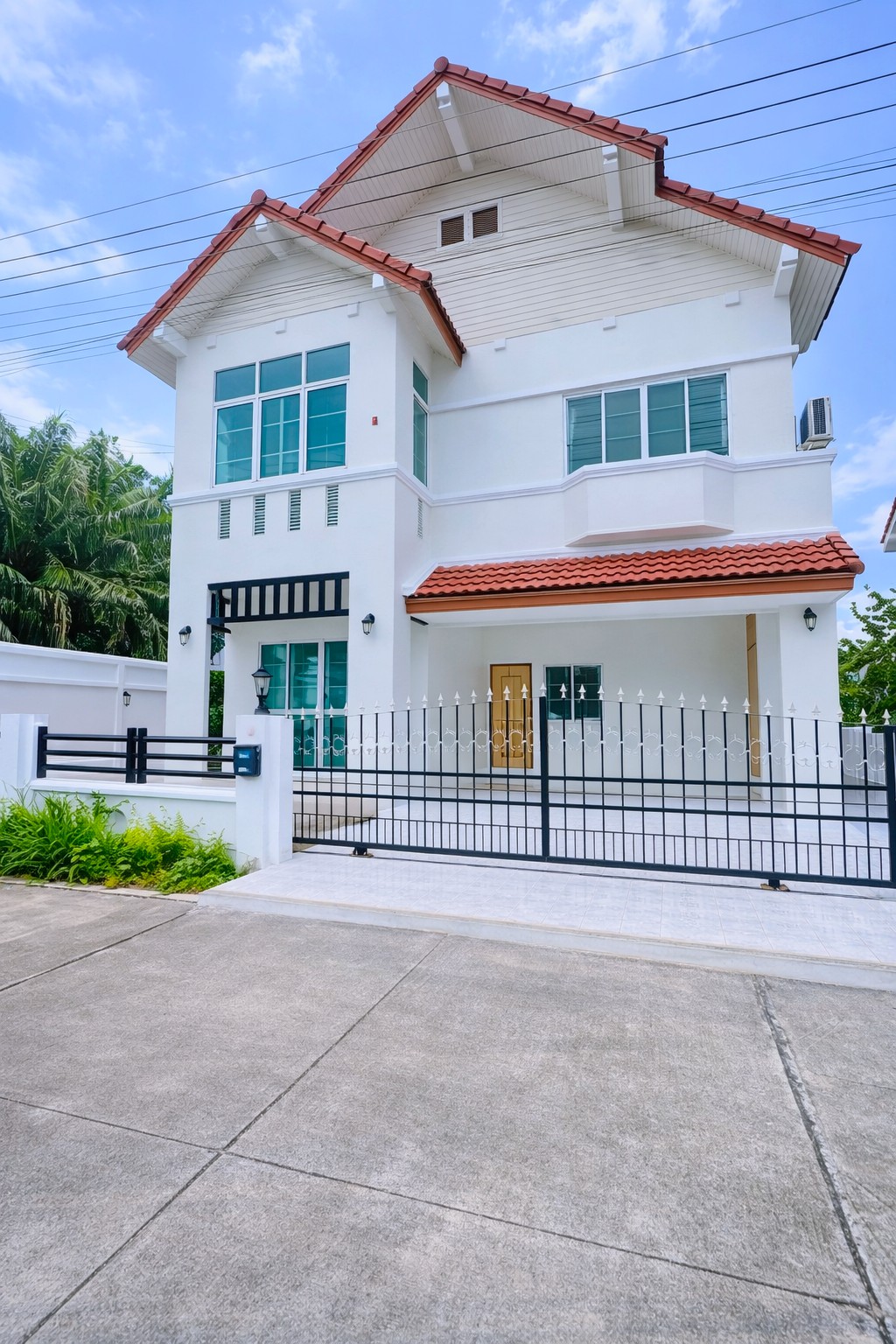 ใกล้ เจพาร์ค ศรีราชา 500 ม. บ้านเดี่ยวหรู 2 ชั้น 3 นอน 100 ตร.ว. 300 ตร.ม. หลังมุม สภาพสวย ทำเลศรีราชา .  ศรีราชาะนิคมอุตสาหกรรม