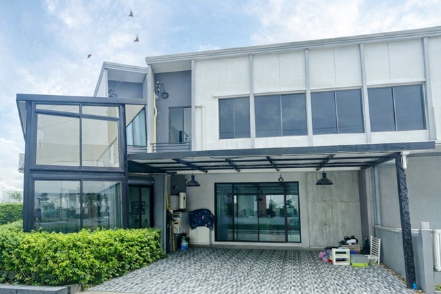 พระราม 9-กรุงเทพกรีฑา 5นอนติดสระว่ายน้ำ  MRT ศรีกรีฑา 2.6 กม. ทาวน์โฮม 2 ชั้น ใหญ่  39 ตร.วา. 310 ตร.ม. ไบรตันคอลเลจ 2.2 กม.  3 น้ำ